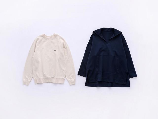 画像: 左)エクリュのスウェットトップス 9,800円/ダントントウキョウ 右)ジャージ風素材のネイビープルオーバートップス 28,000円/プレインピープル青山