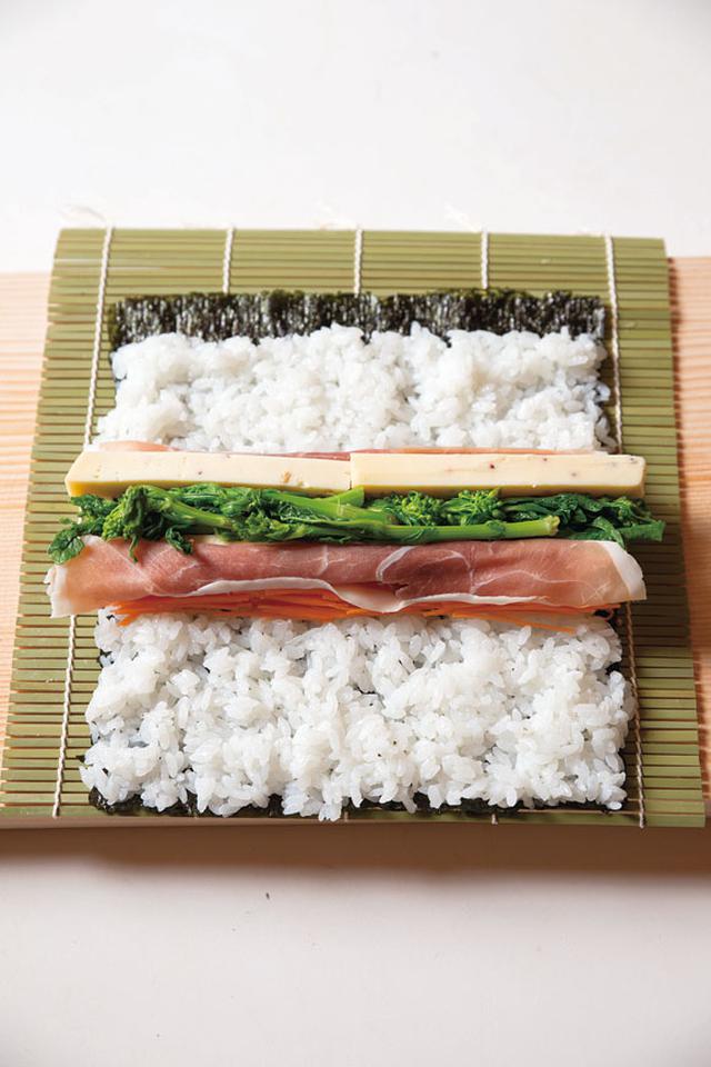 画像: 生ハムは半量に分け、それぞれチーズと組み合わせるとバランスがいい。切り口を想像しながら