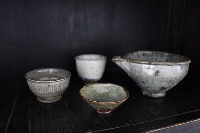 画像: 趣のある酒器が並ぶ。片口は八田亨さん、お猪口3点は川口武亮さんの作品