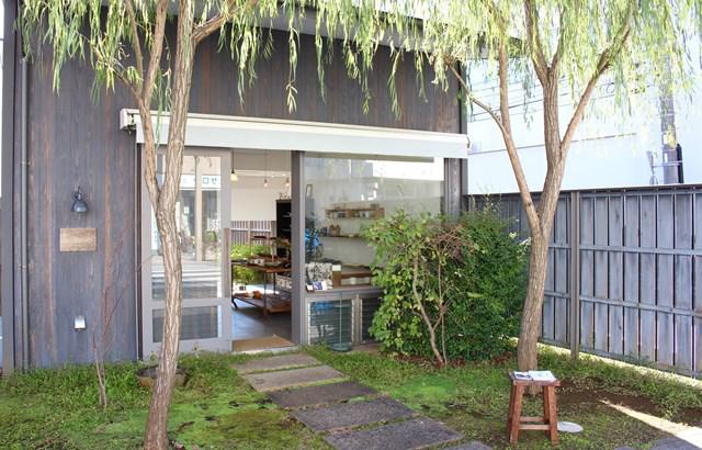 画像: 店先にある柳が風情たっぷり。「家を建てたときに、設計士さんが『柳がいいよね』とまるで決定事項のように仰って、柳になりました(笑)」と西島さん