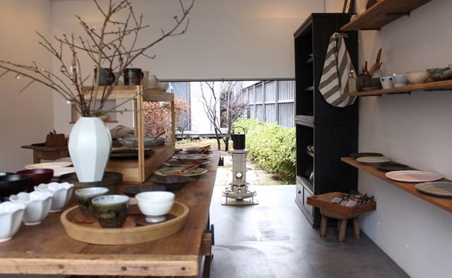 画像: 店の裏には中庭があり、季節の移り変わりを感じながら、ゆったりと過ごせます