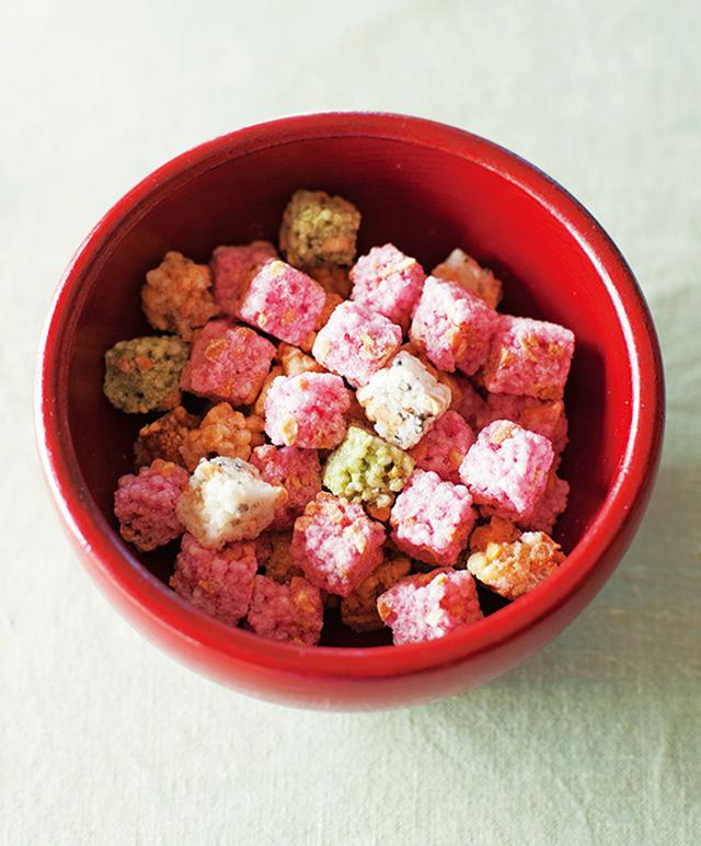 画像: 同じお菓子屋さんで見つけたという、おこし。桃や緑の淡い色合いがきれいで、漆のお椀によく似合う