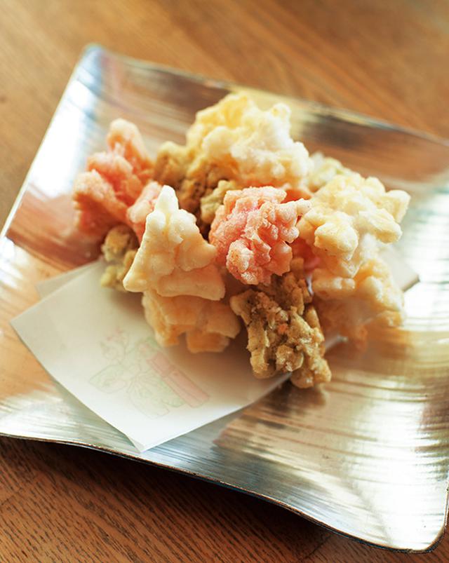 画像: 去年のおひな祭りの際の菱餅を乾燥させて揚げた、おかき。ピンク、緑、白と、ほのかな色味がかわいらしい