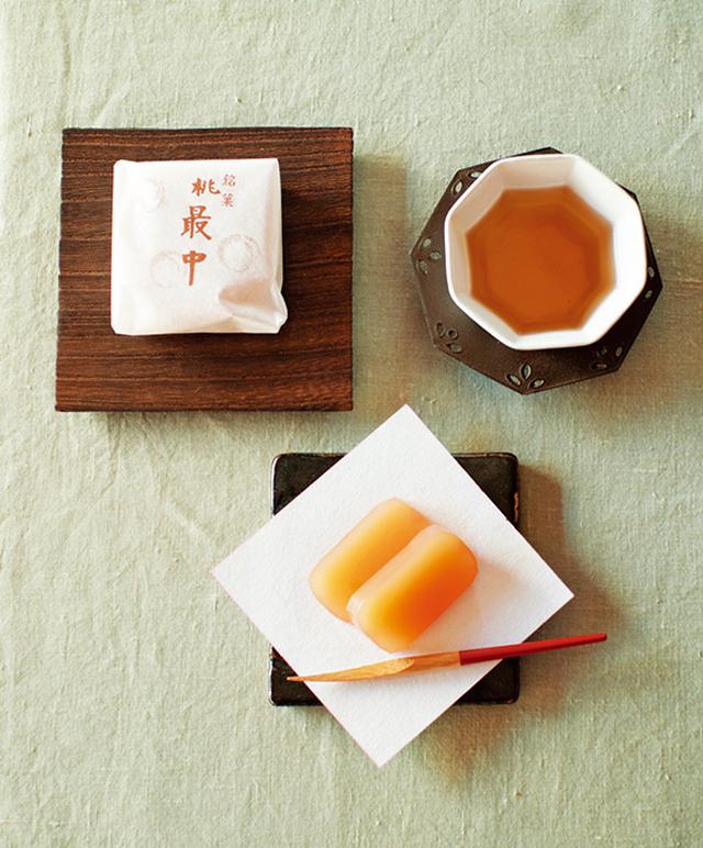 画像: 近所の和菓子屋さんで見つけた、桃最中と桃羊かん。ほんのり桃が香る。熊本県で小代瑞穂窯の二代目を務める福田るいさん作のタイルにのせて