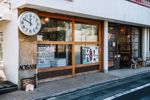 画像: お店は12時オープン。その1時間ほど前から少しずつお客さんが並び始め、開店直前には長い列ができます