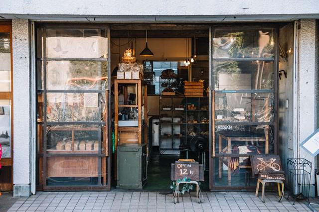 画像: 店の前には公園があり、買ったパンを食べる人の姿もよく見られます