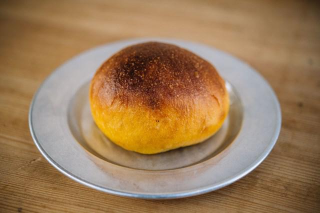 画像: かぼちゃのペーストを練り込んだ「カボチャパン」は、108円という手頃な価格。さきほどの「ショコラ」は194円 ※価格は税込み
