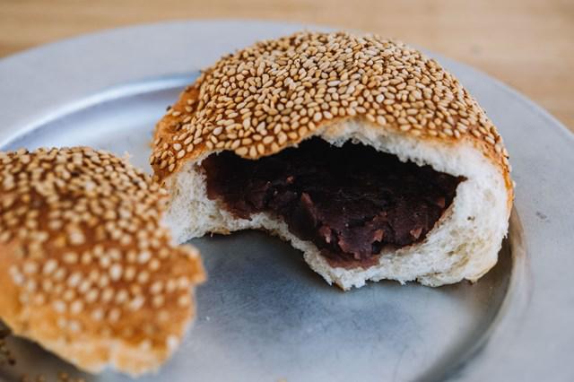 画像: こしあんがたっぷり詰まった、懐かしい味わいの「あんぼーる」も人気