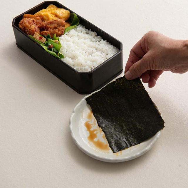画像: 器に少量入れたしょうゆにのりをさっとつけてから敷くのがコツです
