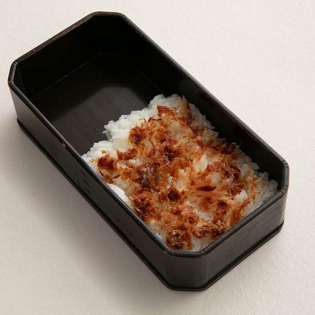 画像: ごはんとごはんの間に、 「かつおふりかけ」 を挟んだ例。もちろん、かつおふりかけのつくり方も教えていただきました