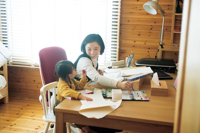 画像: 筆を動かす松本春野さんのかたわらには、2歳の娘・野乃ちゃんが。「この子が生まれてから、家族を失うつらさを、より強く想像できるようになりました」