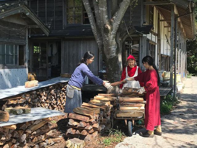 画像: ちくちく服づくりしながら、畑仕事をする、早川ユミさん。天然生活3月号にて循環する暮らしを取材しました。