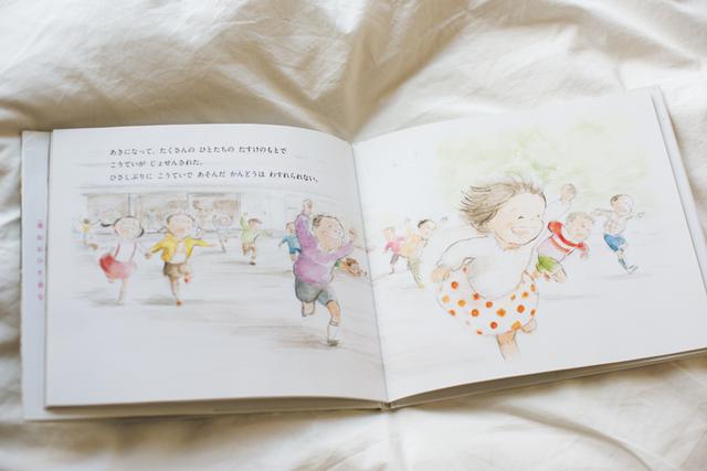 画像: 『ふくしまからきた子 そつぎょう』より。校庭が除染され、使えるようになり、飛び出していく子どもたち。「2作目は、笑顔をなるべく多く描こうと思いました」