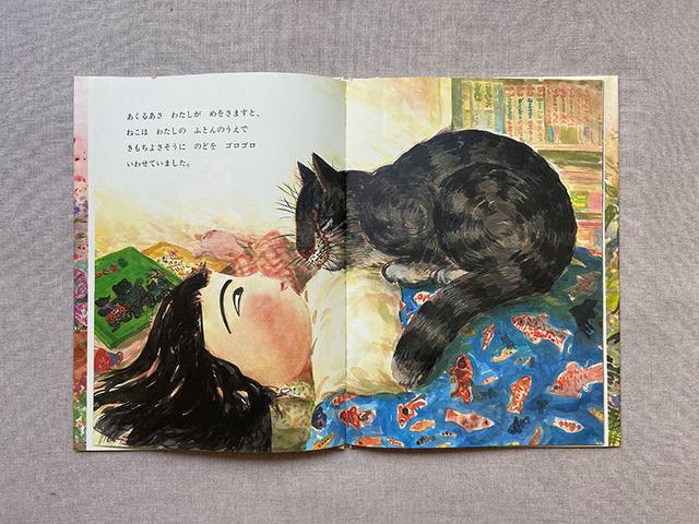 画像: 胸の上に乗ってくる、は猫あるある。重いんですよね。