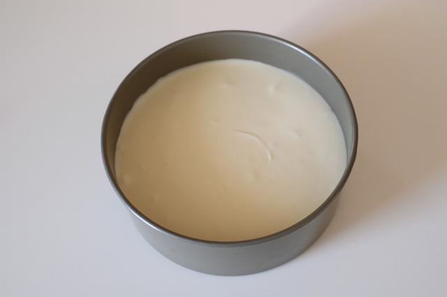 画像: 杏仁クリームチーズを流し込む
