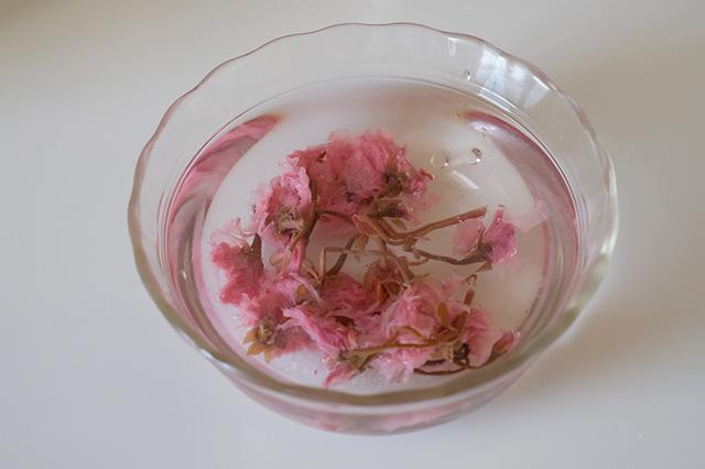 画像: 桜の塩漬けを塩抜きする