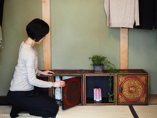 画像: 現在は一列に並べていますが、階段状に積み重ねて使うことも可能。「見せる収納と隠す収納を使い分けられるのも便利です」