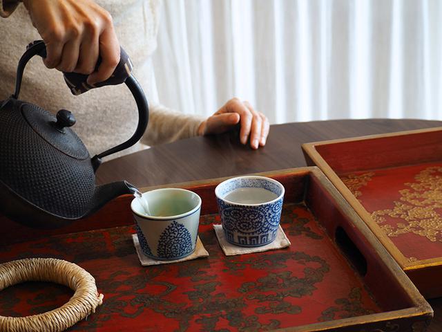 画像: 左のトレイは、もとは右のトレイのように華やかな色でしたが、使用頻度が多いため、徐々に表面が擦れてくすんだ色合いになったそう。使い込んだ風合いが素敵です