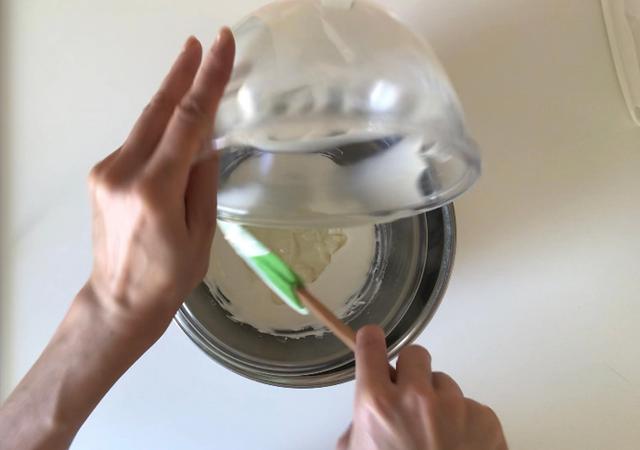 画像: 生クリームに杏仁クリームを加える