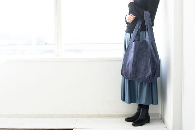 画像: オフホワイトとネイビーのベーシックな2カラー。肩にかけたり、腕にかけたり。太めのショルダーで持ちやすいのも魅力です