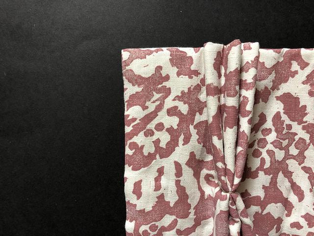 画像: 三つ折りにして手縫いで形を整え、プリーツを仕上げる