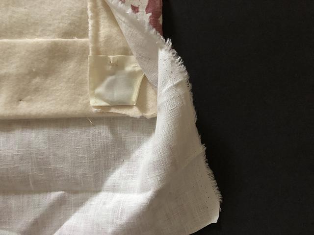 画像: 小さな袋におもりを入れて中綿に縫い付けたところ