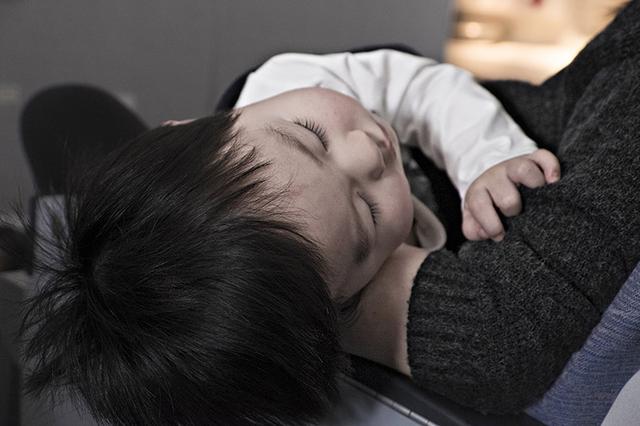 画像1: 夜にゲームをする子は脳が成長しない上に、身長も伸びない