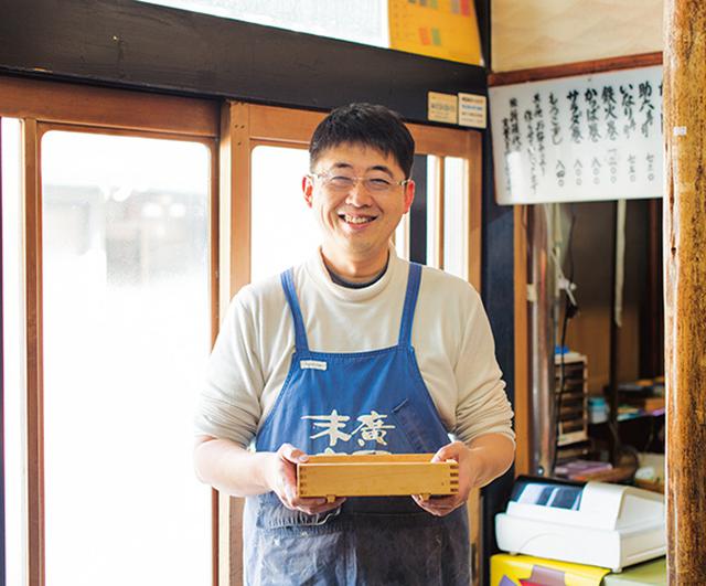 画像: 創業約70年の「末廣寿司」三代目の野口さん。「もろこは田んぼの用水などに棲息しています。生きた状態で仕入れるのが大事」