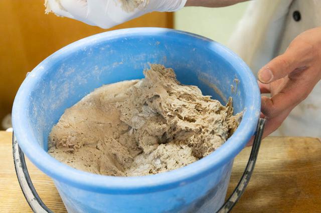 画像: ライ麦パンを焼くのに欠かせないのが、天然酵母のサワー種。ドイツ本店から譲り受けたものを継いで使い続けています