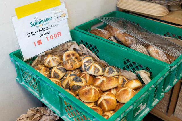 画像: 小型パンのカイザーゼンメルは、1個100円とお値打ち