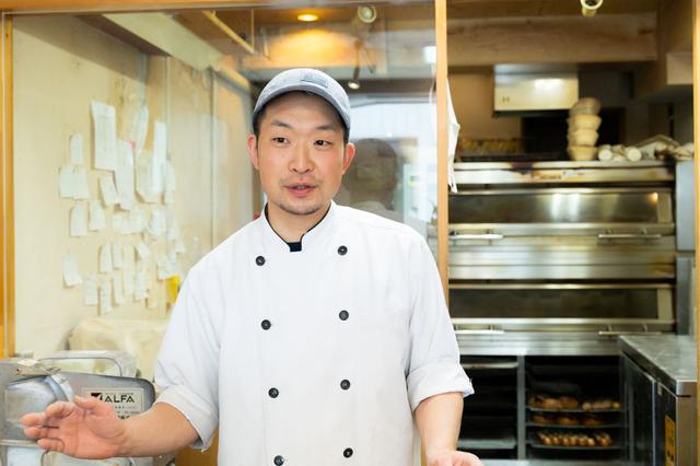 画像: パンづくりを一手に担う清水さん。ドイツ語が堪能で、ドイツ人のお客さんと流暢なドイツ語でお話していました