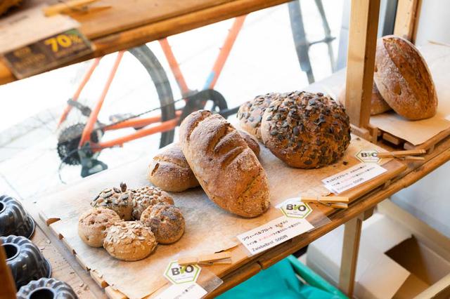 画像: できるだけオーガニックの材料を使ってつくられるパンは、毎日25種類ほどが並びます