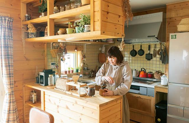 画像: キッチンはBESSのオリジナルで、L字型の壁付けタイプ。コの字型にカウンターが回してある。「コンパクトなスタイルで使い勝手がいい」と尚子さん