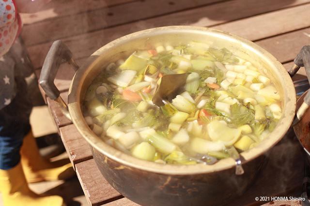 画像: 本間さん家族のある日の昼食。ご近所の各家庭から味噌と野菜を持ち寄って味噌汁づくり