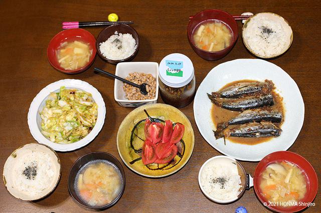 画像: 本間さん家族のある日の夕食。この日は、味噌汁と雑穀ごはん、イワシの梅煮、キャベツのしょう油漬け、トマト、しょう油麹で食べる納豆