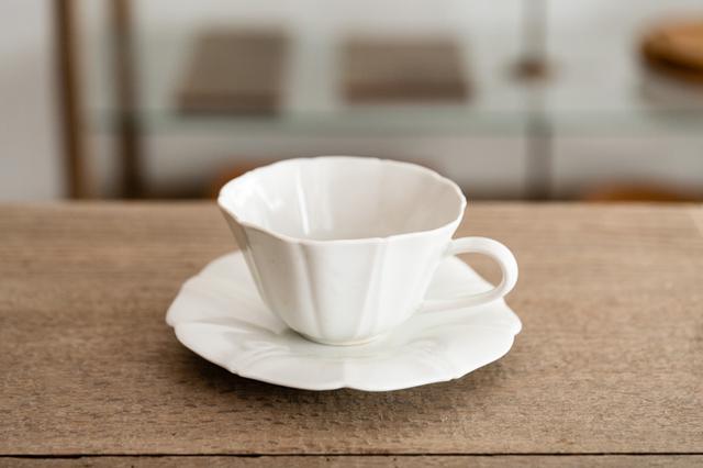 画像: 朝顔の花をモチーフにした可憐なティーカップ「白磁朝顔カップ」と、揃いのソーサー