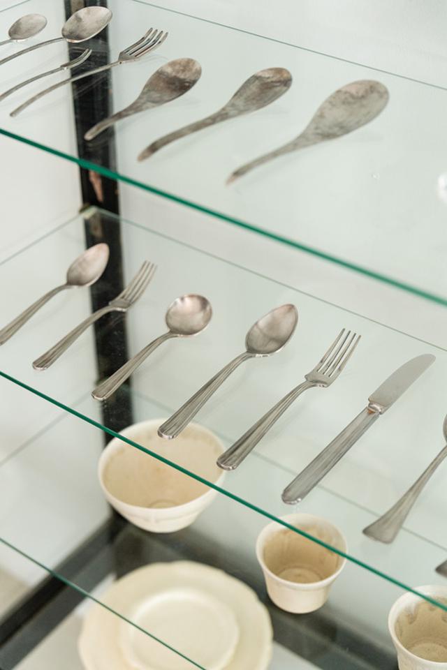 画像: 作家さんの展示は、2カ月に1回かそれ以上のペースで開催。こちらはアンティークな佇まいが素敵な、竹俣勇壱さんのカトラリー