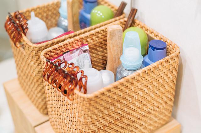 画像: 「無印良品」のカゴ。出しっぱなしでは雑然とするボトルがちょうど隠れる高さ