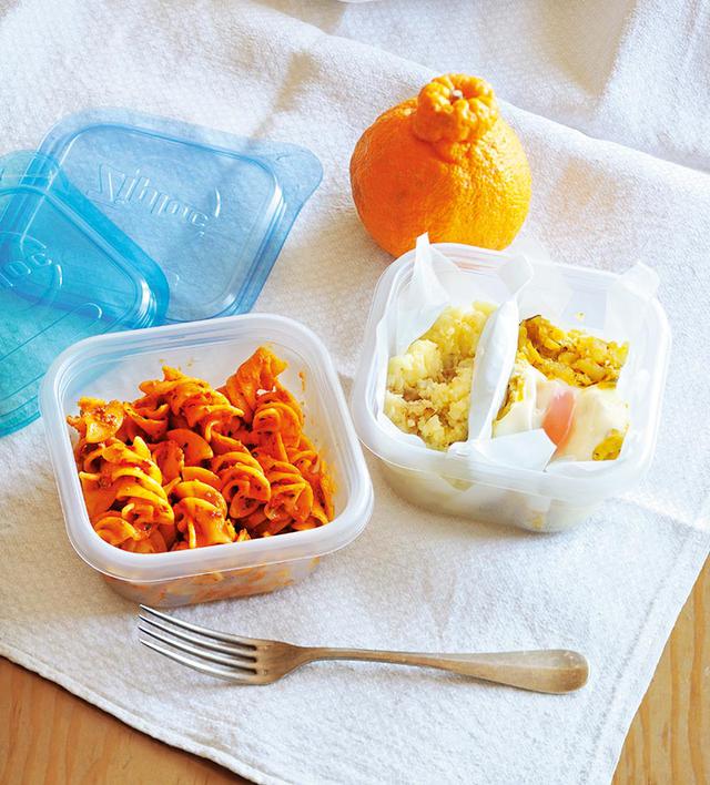 画像: 保存容器にラフに詰めた、冷めてもおいしいパスタとつけ合わせ