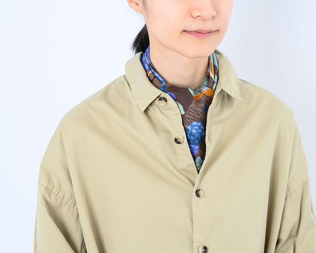 画像: シャツ 18,000円/ヴェリテクール スカーフ/スタイリスト私物