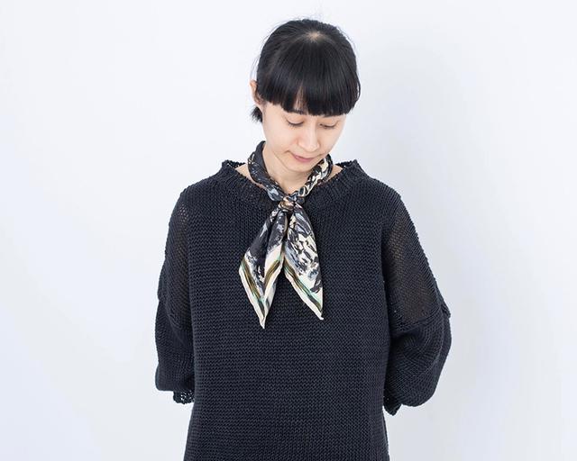 画像: スカーフ 参考商品/マニプリ 黒のニット 30,000円/ヴェリテクール 下に着たカットソー 10,000円/ヴェリテクール