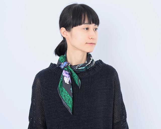 画像: スカーフ 参考商品/マニプリ ニット 30,000円/ヴェリテクール 下に着たカットソー 10,000円/ヴェリテクール