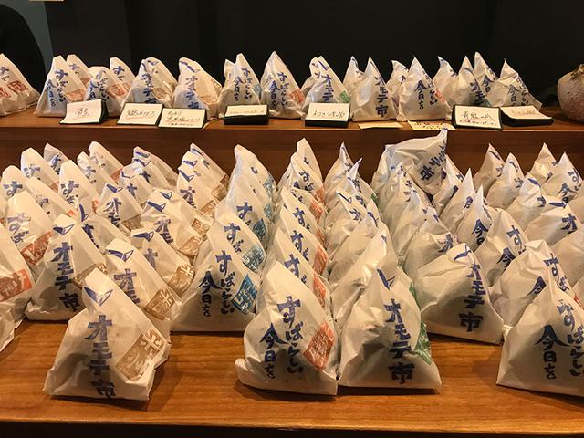 画像: 「青おにぎり」のおにぎりがずらりと。