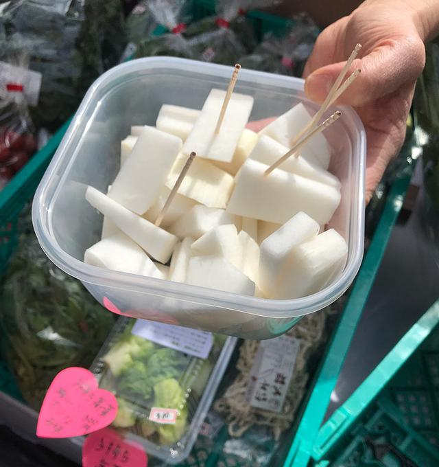 画像: 『ベジサラ舎』で試食した生のままのかぶらはりんごのようにみずみずしい。