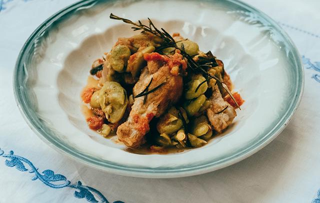 画像: SEGUNDO PLATO 二皿目 鶏手羽元とそら豆のハーブ風味