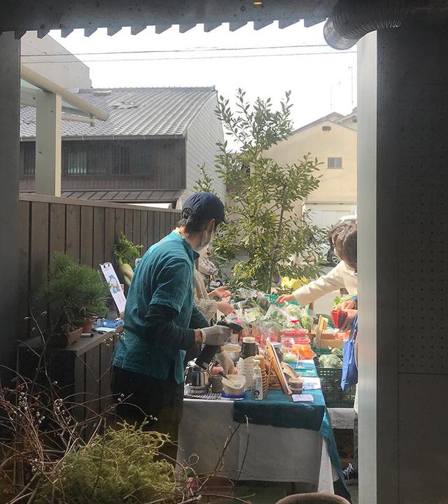 画像: この日の万年青のオモテ市は、八百屋と自家焙煎コーヒーが店先に出店。