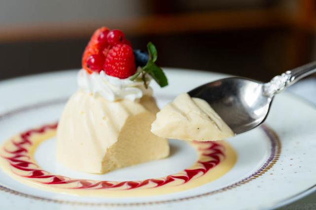 画像: スプーンを入れると、その軽さにびっくり