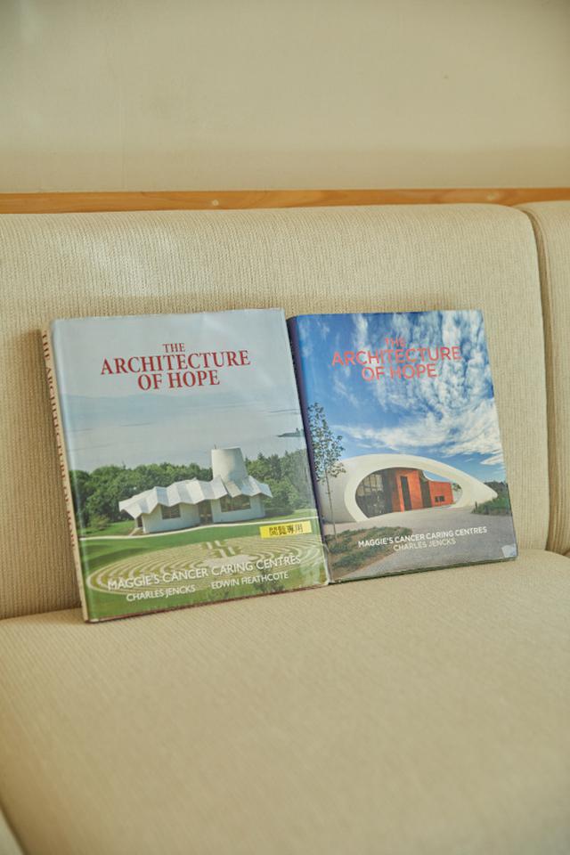 画像: イギリス各地のマギーズセンターの建築を紹介した本” The Architecture of Hope: Maggie’s Cancer Caring Centres“