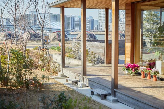 画像: 東京湾がすぐ目の前。建物の周りを植栽が取り囲み、季節ごとに育てている花が咲く
