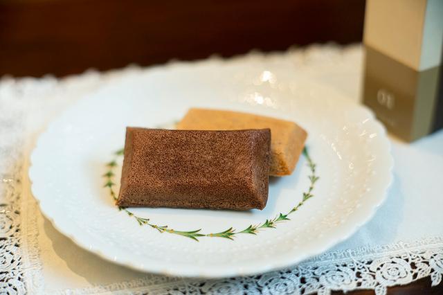 画像: 「ブック型 文庫本サイズ フィナンシェ」。ヘーゼルナッツ味とチョコレート味の2種入り、1,404円(税込)